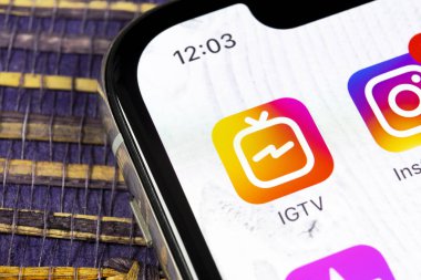 Sankt-Petersburg, Rusya, 5 Aralık 2018: Apple iphone X ile sosyal ağ hizmeti Igtv Instagram smartphone ekran yakın çekim. Igtv app simgesi. Sosyal medya simge. Sosyal ağ. Igtv mobil uygulama