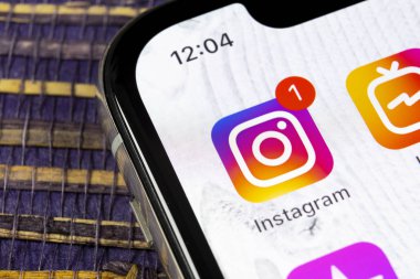 Sankt-Petersburg, Rusya, 5 Aralık 2018: Instagram uygulama simgesi üzerinde Apple iphone X smartphone ekran yakın çekim. Instagram app simgesi. Sosyal medya simge. Sosyal ağ