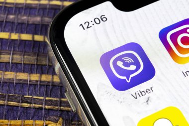 Sankt-Petersburg, Rusya, 5 Aralık 2018: Viber uygulama simgesi üzerinde Apple iphone X smartphone ekran yakın çekim. Viber app simgesi. Sosyal medya simge. Sosyal ağ