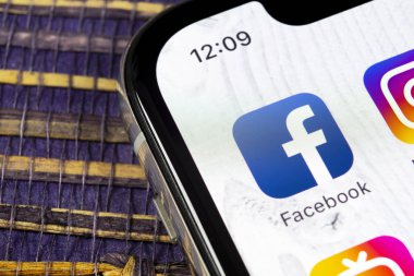 Sankt-Petersburg, Rusya, 5 Aralık 2018: Facebook uygulama simgesi üzerinde Apple iphone X smartphone ekran yakın çekim. Facebook app simgesi. Sosyal medya simge. Sosyal ağ