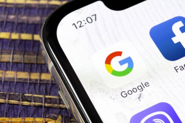 Sankt-Petersburg, Rusya, 5 Aralık 2018: Google arama uygulama simgesi Apple iphone X smartphone ekran yakın çekim. Google app simgesi. Sosyal ağ. Sosyal medya simge