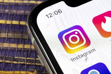 Sankt-Petersburg, Rusya, 5 Aralık 2018: Instagram uygulama simgesi üzerinde Apple iphone X smartphone ekran yakın çekim. Instagram app simgesi. Sosyal medya simge. Sosyal ağ