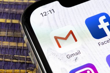 Sankt-Petersburg, Rusya, 5 Aralık 2018: Google Gmail uygulama simgesi üzerinde Apple iphone X smartphone ekran yakın çekim. Gmail app simgesi. Gmail popüler Internet online e-postadır. Sosyal medya simge  