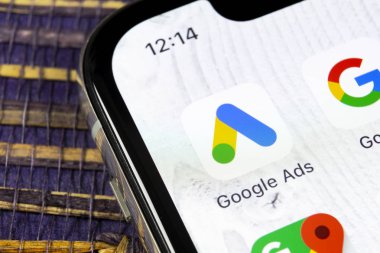 Sankt-Petersburg, Rusya, 5 Aralık 2018: Google reklamları Adwords uygulama simgesi üzerinde Apple iphone X ekran yakın çekim. Google reklam kelimeler simgesi. Google reklamları Adwords uygulama. Sosyal medya ağı