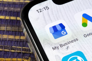 Sankt-Petersburg, Rusya, 5 Aralık 2018: Google My iş uygulama simgesi üzerinde Apple iphone X ekran yakın çekim. Google My iş simgesi. Google İş başvurum. Sosyal medya ağı