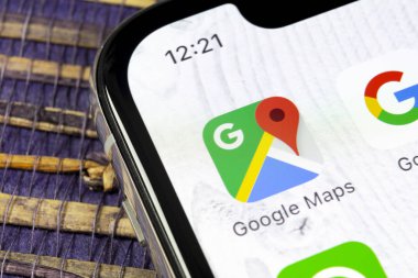 Sankt-Petersburg, Rusya, 5 Aralık 2018: Google Maps uygulaması simgesi Apple iphone X ekran yakın çekim. Google Haritalar simgesini. Google uygulama eşleştirir. Sosyal medya ağı
