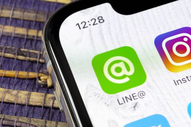 Sankt-Petersburg, Rusya, 5 Aralık 2018: Satırı uygulama simgesi üzerinde Apple iphone X ekran yakın çekim. Satırı app simgesi. Bir online sosyal medya sosyal ağ çizgidir. Sosyal medya uygulaması