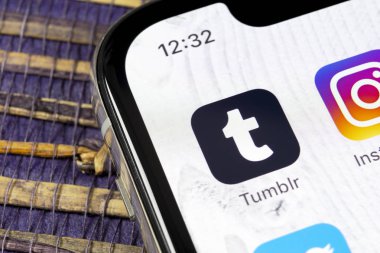 Sankt-Petersburg, Rusya, 5 Aralık 2018: Tumblr uygulama simgesi üzerinde Apple iphone X smartphone ekran yakın çekim. Tumblr app simgesi. Tumblr Internet online sosyal ağdır