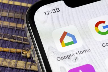 Sankt-Petersburg, Rusya, 5 Aralık 2018: Google Ana sayfa uygulama simgesi üzerinde Apple iphone X smartphone ekran yakın çekim. Google ev app simgesi. Sosyal ağ. Sosyal medya simge