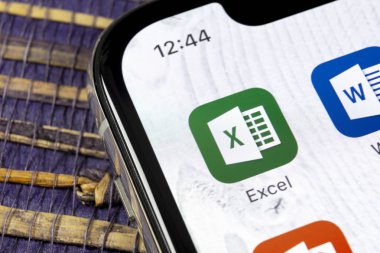 Sankt-Petersburg, 5 Aralık 2018: Microsoft Exel uygulama simgesi üzerinde Apple iphone X ekran yakın çekim. Microsoft office Exel app simgesi. Microsoft office üstünde hareket eden telefon. Sosyal medya