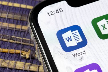 Sankt-Petersburg, Rusya, 5 Aralık 2018: Microsoft Word uygulama simgesi üzerinde Apple iphone X ekran yakın çekim. Microsoft office word simgesini. Microsoft office üstünde hareket eden telefon. Sosyal medya