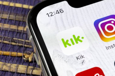 Sankt-Petersburg, Rusya, 5 Aralık 2018: Kik messenger uygulama simgesi Apple iphone X ekran yakın çekim. KIK messenger app simgesi. KIK messenger mobil uygulama. Sosyal medya ağı. 
