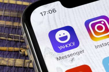 Sankt-Petersburg, Rusya, 5 Aralık 2018: Yahoo messenger uygulama simgesi Apple iphone X smartphone ekran yakın çekim. Yahoo messenger app simgesi. Sosyal medya simge. Sosyal ağ