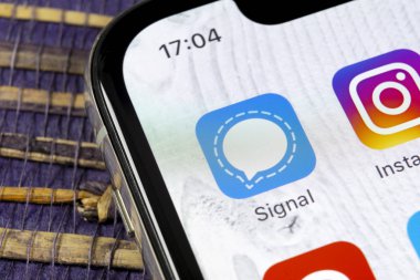 Sankt-Petersburg, Rusya, 5 Aralık 2018: Sinyal messenger uygulama simgesi Apple iphone X smartphone ekran yakın çekim. Sinyal messenger app simgesi. Sosyal medya ağı.