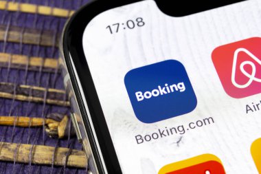 Sankt-Petersburg, Rusya, 5 Aralık 2018: Booking.com uygulama simgesi üzerinde Apple iphone X ekran yakın çekim. Rezervasyon app simgesi. Booking.com. sosyal medya app. sosyal ağ