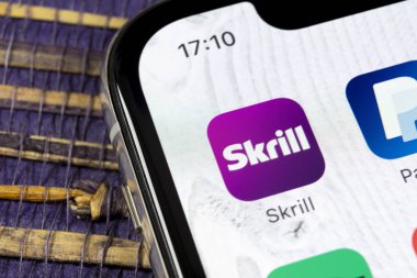 Sankt-Petersburg, 5 Aralık 2018: Skrill uygulama simgesi üzerinde Apple iphone X smartphone ekran yakın çekim. Skrill app simgesi. Skrill bir online elektronik finans ödeme sistemidir.