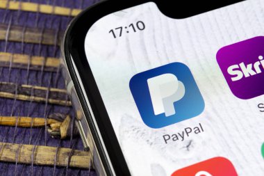 Sankt-Petersburg, Rusya, 5 Aralık 2018: Paypal uygulama simgesi üzerinde Apple iphone X smartphone ekran yakın çekim. PayPal app simgesi. PayPal bir online elektronik finans ödeme sistemidir.