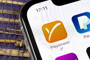 Sankt-Petersburg, Rusya, 5 Aralık 2018: Payoneer uygulama simgesi üzerinde Apple iphone X smartphone ekran yakın çekim. Payoneer app simgesi. Payoneer bir online elektronik finans ödeme sistemidir.