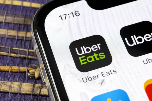 Sankt-petersburg, russland, 5. Dezember 2018: uber frisst applikationssymbol auf Apple iphone x smartphone screen close-up. Uber frisst App-Symbol. Soziales Netzwerk. Social-Media-Symbol — Stockbild Sankt Petersburg Russland Dezember 2018 Uber Frisst Applikationssymbol Auf Apple — Stockfoto