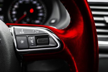 Modern araba iç. Kırmızı direksiyon medya telefon kontrol düğmeleri, navigasyon multimedia Sistem arka plan ile. Araba iç ayrıntılar. Araba Detaylandırma