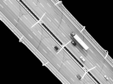 Okyanus otoyol hava görünümünü. Köprülü kavşak geçiş arabalar Üstgeçit. Otoyol kavşağı trafik ile. Havadan kuşbakışı göz karayolu. Ekspres. Yol kavşağı. Geçen araba. Köprü trafik ile. Siyah ve beyaz