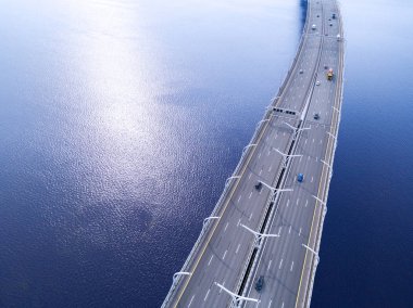 Okyanus otoyol hava görünümünü. Köprülü kavşak geçiş arabalar Üstgeçit. Otoyol kavşağı trafik ile. Havadan kuşbakışı göz karayolu. Ekspres. Yol kavşağı. Geçen araba. Köprü trafiği olan