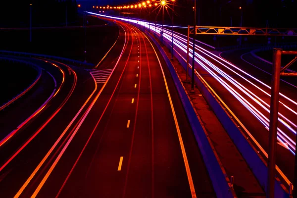 Coches Senderos Ligeros Una Carretera Curva Por Noche Rutas Tráfico — Foto de Stock