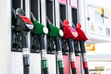 Benzinli ve dizel benzin istasyonu dağıtımcı. Gaz pompası püskürtme uçlarını. Benzin istasyonunda benzin doldurma silah yakın çekim. Renkli benzin pompası dolum püskürtme uçlarını. Yakıt pompası