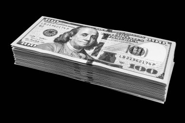 Siyah arka plan üzerine izole yüz dolar faturaları yığını. Yüz dolarlık banknotlar nakit para yığını. Yüz dolar faturaları arka plan yığını. Finansal başarı kavramı.
