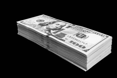 Siyah arka plan üzerine izole yüz dolar faturaları yığını. Yüz dolarlık banknotlar nakit para yığını. Yüz dolar faturaları arka plan yığını. Finansal başarı kavramı.