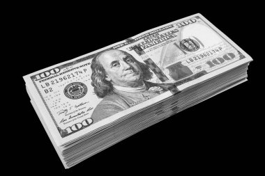 Siyah arka plan üzerine izole yüz dolar faturaları yığını. Yüz dolarlık banknotlar nakit para yığını. Yüz dolar faturaları arka plan yığını. Finansal başarı kavramı.
