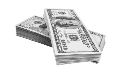 Beyaz arka planda izole edilmiş 100 dolarlık banknotlar yığını. 100 dolarlık banknotlar halinde yığınla nakit para. Yüz dolarlık banknotlar yığını. Finansal başarı kavramı.