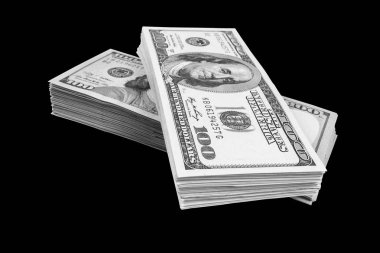 Siyah arka plan üzerine izole yüz dolar faturaları yığını. Yüz dolarlık banknotlar nakit para yığını. Yüz dolar faturaları arka plan yığını. Finansal başarı kavramı.