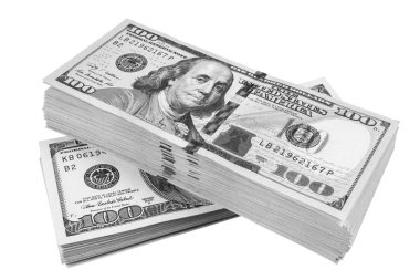 Beyaz arka planda izole edilmiş 100 dolarlık banknotlar yığını. 100 dolarlık banknotlar halinde yığınla nakit para. Yüz dolarlık banknotlar yığını. Finansal başarı kavramı.