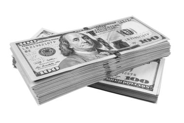 Beyaz arka planda izole edilmiş 100 dolarlık banknotlar yığını. 100 dolarlık banknotlar halinde yığınla nakit para. Yüz dolarlık banknotlar yığını. Finansal başarı kavramı.