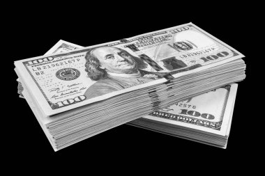 Siyah arka plan üzerine izole yüz dolar faturaları yığını. Yüz dolarlık banknotlar nakit para yığını. Yüz dolar faturaları arka plan yığını. Finansal başarı kavramı.