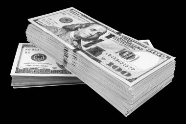 Siyah arka plan üzerine izole yüz dolar faturaları yığını. Yüz dolarlık banknotlar nakit para yığını. Yüz dolar faturaları arka plan yığını. Finansal başarı kavramı.