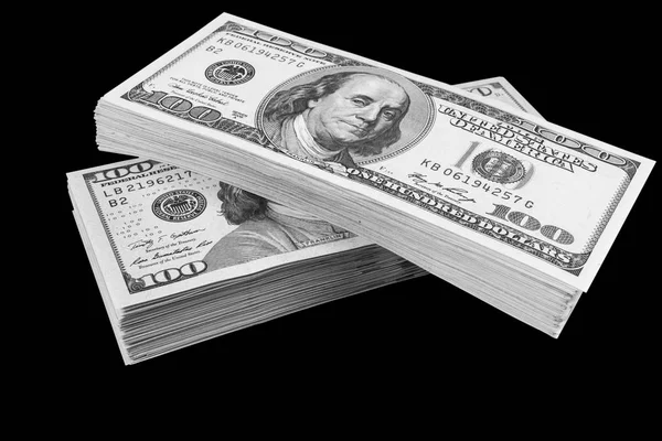 Siyah arka plan üzerine izole yüz dolar faturaları yığını. Yüz dolarlık banknotlar nakit para yığını. Yüz dolar faturaları arka plan yığını. Finansal başarı kavramı.