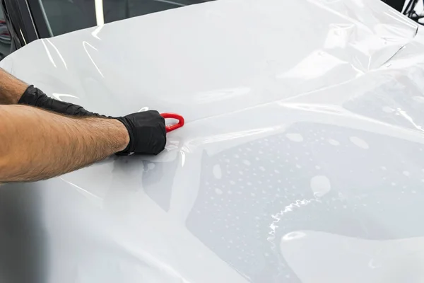 Car Wrapping Specialist Att Sätta Vinyl Folie Eller Film Bil — Stockfoto