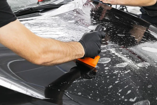 Especialista Embrulho Carro Colocando Folha Vinil Filme Carro Filme Protecção — Fotografia de Stock