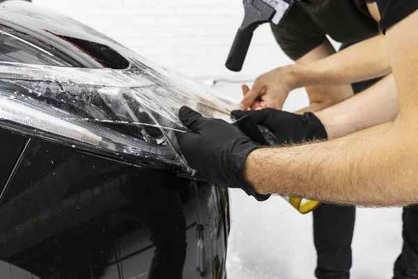 Especialista Embrulho Carro Colocando Folha Vinil Filme Carro Filme Protecção — Fotografia de Stock