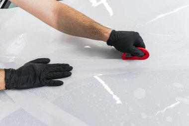 Araba kaydırma uzman vinil folyo ya da film araba koyarak. Koruyucu film araba. Koruyucu bir film çalışması için araçları ile araba uygulamak. Araba ayrıntılı. Şeffaf film. Araç boya koruma. Kırpma.