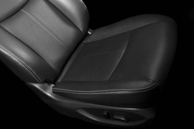 Modern lüks araba siyah deri iç. Dikişli deri oto koltuğu ayrıntılar bölümü. Prestij modern araba iç. Rahat delikli deri koltuklar. Siyah deri delikli. Araba Detaylandırma