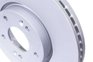 Araba fren disk üzerinde beyaz arka plan izole. Otomobil parçaları. Fren disk rotor üzerinde beyaz izole. Disk fren. Araba parçası. Araba ayrıntılı. Yedek parçalar