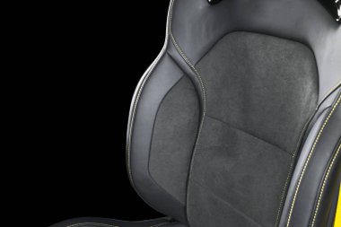 Siyah deri iç lüks modern araba. Delikli deri rahat koltuk sarı dikiş izole üzerinde siyah arka plan ile. Modern araba iç ayrıntılar. Araba ayrıntılı. Arabanın içine