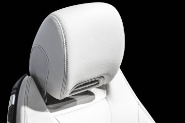 Beyaz deri iç lüks modern araba. İzole üzerinde siyah arka plan dikişli delikli deri rahat beyaz koltuklar. Modern araba iç ayrıntılar. Araba ayrıntılı. Arabanın içine