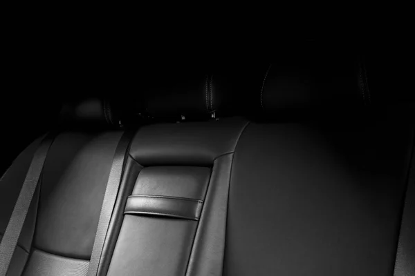 后排乘客座椅在现代豪华车 正面看法 黑色穿孔皮革与白色缝合 汽车详细说明 真皮舒适的黑色座椅 汽车内饰详情 — 图库照片