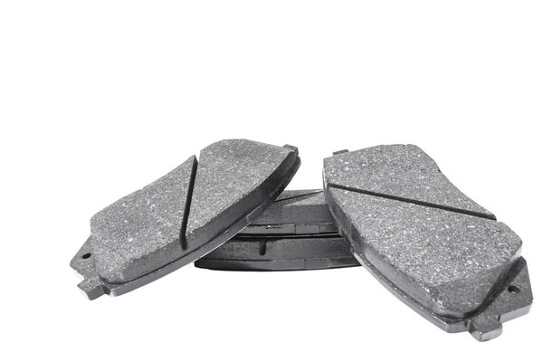 Тормозные колодки изолированы на белом фоне. Автозапчасти. Тормозные колодки изолированы на белом. Тормозные колодки. Часть машины. Детализирую машину. Запасные части
