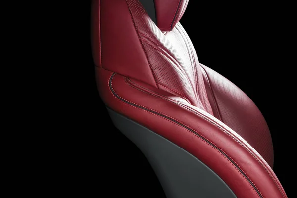 高級の現代の車の赤レザー インテリア 赤い革ステッチの分離された黒い背景と快適な座席を穿孔します 現代の車のインテリアの詳細 車を詳述します 車の中で — ストック写真
