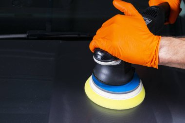 Araba Lehçe balmumu işçisi uygulanan koruyucu bant parlatma önce eller. Polisaj ve parlatma araba. Araba ayrıntılı. Adam elinde bir Parlatıcı tutar ve araba parlatır. Parlatma için Araçlar